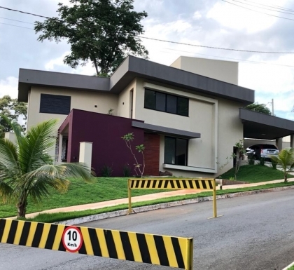 Condomínio Villa Verde - Sobrado 4 quartos, 2 suítes, churrasqueira, armários. 4 vagas de garagem Senador Canedo